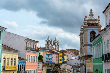 Salvador, Bahia, Brezilya - 12 Ekim 2024: Pelourinho 'daki eski sömürge evleri, tarihi Salvador, Bahia kentinin merkezi.