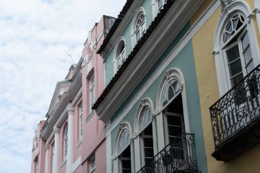 Salvador, Bahia, Brezilya - 12 Ekim 2024: Pelourinho 'daki sömürge evleri cephesi, tarihi Salvador, Bahia kentinin merkezi.