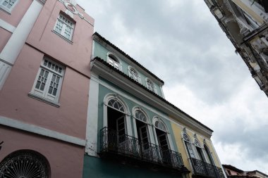 Salvador, Bahia, Brezilya - 12 Ekim 2024: Pelourinho 'da tarihi Salvador, Bahia şehrinin merkezi olan bir koloni evinin cephesi.