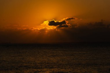 Koyu turuncu bulutlu güzel dramatik gün batımı. Yaşayan doğa. Salvador, Bahia.