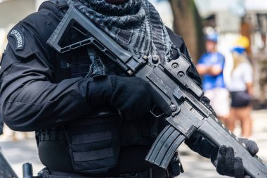 Salvador, Bahia, Brezilya - 07 Eylül 2024: Brezilya Bağımsızlık Günü 'nde bir askeri polis askerinin geçit töreni yaptığı görüldü. Salvador, Bahia.