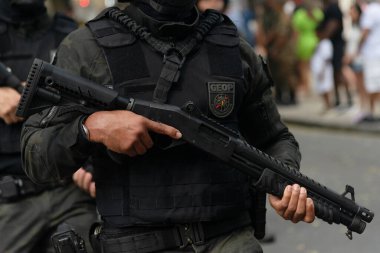 Salvador, Bahia, Brezilya - 07 Eylül 2024: Brezilya Bağımsızlık Günü 'nde bir askeri polis askerinin geçit töreni yaptığı görüldü. Salvador, Bahia.