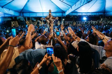 Salvador, Bahia, Brezilya - 27 Aralık 2019: İnsanlar Bahia 'nın Salvador kentindeki Bonfim kilisesinde İsa' nın haçına dokunurken görüldü..
