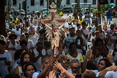 Salvador, Bahia, Brezilya - 27 Aralık 2019: Katolikler Salvador, Bahia 'daki Bonfim kilisesinde İsa' nın resmine dokunurken görüldü..