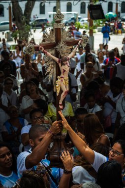Salvador, Bahia, Brezilya - 27 Aralık 2019: Katolikler Salvador, Bahia 'daki Bonfim kilisesinde İsa' nın haçına dokundular..