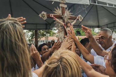 Salvador, Bahia, Brezilya - 27 Aralık 2019: Katolikler Salvador, Bahia 'daki Bonfim kilisesinde İsa' nın resmine dokunurken görüldü..