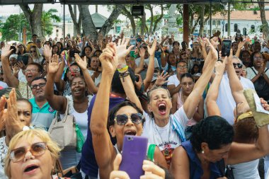 Salvador, Bahia, Brezilya - 27 Aralık 2019: Birçok Katolik inananın, Bahia 'nın Salvador kentindeki Bonfim kilisesinde İsa' nın haçına dokunduğu görüldü..