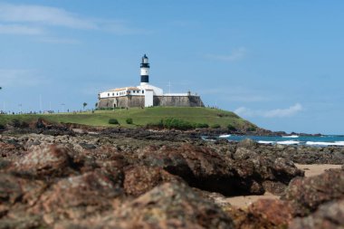 Salvador, Bahia, Brezilya - 01 Eylül 2024: Barra Deniz feneri, kartpostal, aşağıdan Salvador, Bahia 'daki Barra Deniz feneri plajında görüldü..