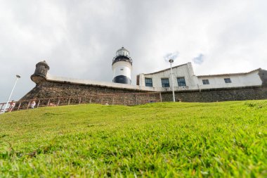 Salvador, Bahia, Brezilya - 01 Eylül 2024: Bulutlu bir günde, Bahia 'nın Salvador kentindeki Barra Mahallesi' nde bulunan Barra Deniz Feneri 'nin alçak manzarası.