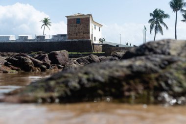 Salvador, Bahia, Brezilya - 01 Eylül 2024: Salvador, Bahia 'daki Porto da Barra plajında bulunan Forte Santa Maria Cephesi.