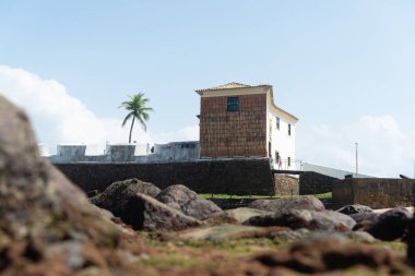 Salvador, Bahia, Brezilya - 01 Eylül 2024: Salvador, Bahia 'daki Porto da Barra plajında bulunan Forte Santa Maria Cephesi.