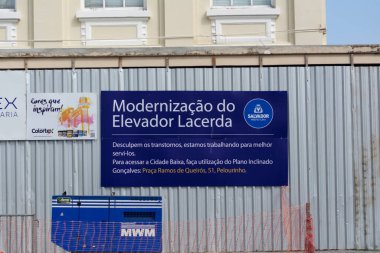 Salvador, Bahia, Brezilya - 12 Ekim 2024: Lacerda Asansörü 'nün yenilenmesi ile ilgili işaretler. Salvador, Bahia 'nın tarihi merkezi..
