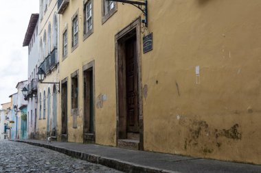 Salvador, Bahia, Brezilya - 12 Ekim 2024: Salvador, Bahia şehrinin bir kartpostalı olan Pelourinho sokaklarının görüntüsü.