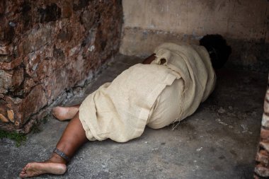 Zincire vurulmuş ve beton zemine uzanmış siyah bir kadın. Brezilya 'da kölelik. Köle Anastacia 'yı temsil ediyorum..