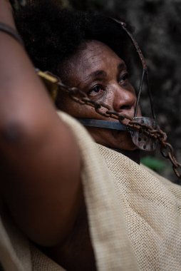 Ağzına demir bir maske takmış siyah bir kadının portresi. Zincirli. Brezilya 'da kölelik. Korku ve üzüntü hissi..