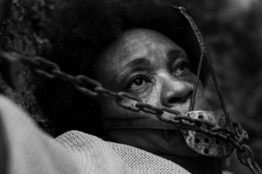 Ağzına demir bir maske takmış siyah bir kadının portresi. Zincirli. Brezilya 'da kölelik. Korku ve üzüntü hissi..