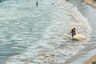 Salvador, Bahia, Brezilya - 6 Temmuz 2019: İnsanlar Bahia 'nın Salvador kentindeki Paciencia plajında eğlenirken görülüyor.