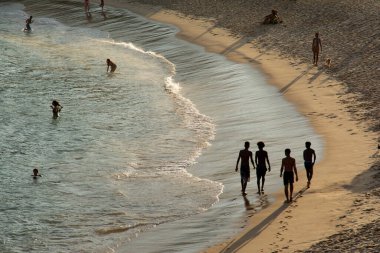 Salvador, Bahia, Brezilya - 6 Temmuz 2019: İnsanlar Bahia 'nın Salvador kentindeki Paciencia plajında yıkanırken görüldü.