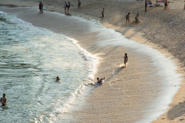 Salvador, Bahia, Brezilya - 6 Temmuz 2019: İnsanlar Bahia 'nın Salvador kentindeki Paciencia plajında yıkanırken görüldü.