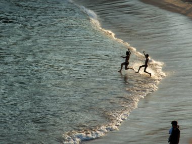 İnsanlar Bahia 'nın Salvador kentindeki Paceincia plajında banyo yaparken görülüyor..