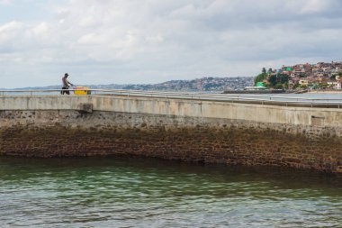 Salvador, Bahia, Brezilya - 24 Ağustos 2019: Bahia 'nın Salvador kentindeki Ponta do Humaira' da bir sokak satıcısının elinde bir araba görüldü..