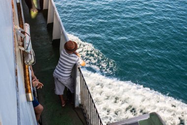 Salvador, Bahia, Brezilya 'daki All Saints Körfezi' nin tadını çıkaran feribot içinde yolcular görülüyor..