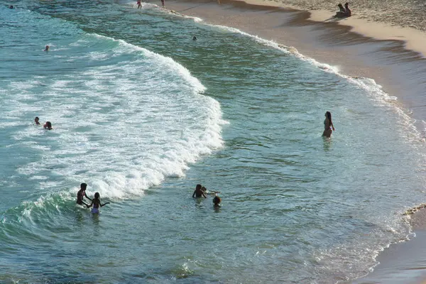 Salvador, Bahia, Brezilya - 6 Temmuz 2019: İnsanlar Bahia 'nın Salvador kentindeki Paciencia plajında yıkanırken görüldü.