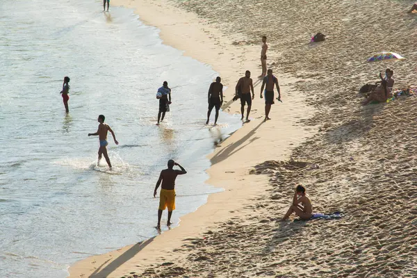 Salvador, Bahia, Brezilya - 6 Temmuz 2019: İnsanlar Salvador, Bahia 'da güneşli bir günde Paciencia plajında güneşlenip güneşleniyorlar..