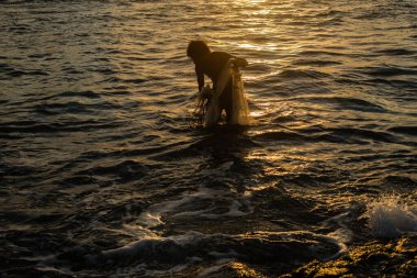 Itacare, Bahia, Brezilya - 30 Kasım 2019: Gün batımında Bahia 'nın Itacare kentindeki sahil kenarında bir balıkçı ağıyla görüldü..