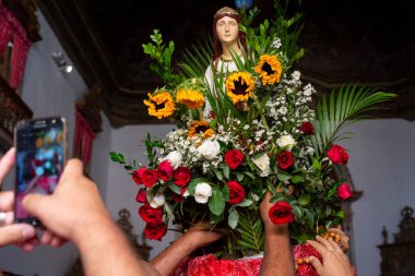 Salvador, Bahia, Brezilya - 4 Aralık 2019: Bahia 'nın Salvador kentindeki Pelourinho kentinde düzenlenen festivalde Sadıklar Santa Barbara' ya saygılarını sunarken görülüyor.