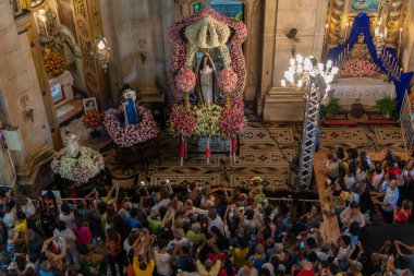 Salvador, Bahia, Brezilya - 08 Aralık 2019: Katolik inananlar Salvador, Bahia kentindeki Conceicao da Praia kilisesinde dua ederken görülüyor.