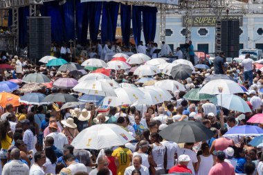 Salvador, Bahia, Brezilya - 08 Aralık 2019: Katolik inananların Salvador, Bahia kentindeki Conceicao da Praia kilisesinde açık hava ayinine katıldıkları görüldü..