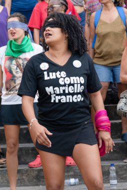 Salvador, Bahia, Brezilya - 15 Aralık 2019: Kadınlara yönelik tecavüz ve şiddeti protesto eden bir grup feminist aktivist görülüyor. Pelourinho, Salvador şehri, Bahia.