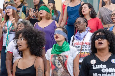 Salvador, Bahia, Brezilya - 15 Aralık 2019: Dünyada şiddeti ve tecavüzü protesto eden kadınlar görülüyor. Pelourinho, Salvador şehri, Bahia.