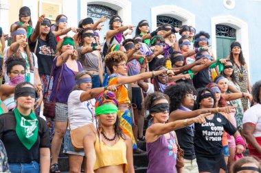 Salvador, Bahia, Brezilya - 15 Aralık 2019: Dünyada şiddeti ve tecavüzü protesto eden kadınlar görülüyor. Pelourinho, Salvador şehri, Bahia.