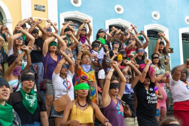 Salvador, Bahia, Brezilya - 15 Aralık 2019: Dünyada şiddeti ve tecavüzü protesto eden kadınlar görülüyor. Pelourinho, Salvador şehri, Bahia.