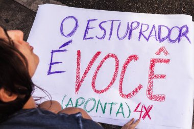 Salvador, Bahia, Brezilya - 15 Aralık 2019: Dünyada şiddeti ve tecavüzü protesto eden kadınlar görülüyor. Pelourinho, Salvador şehri, Bahia.