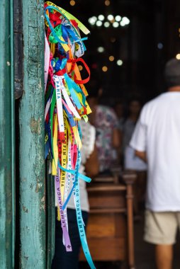 Salvador, Bahia, Brezilya - 27 Aralık 2019: Salvador, Bahia 'daki Sinyor do Bonfim kilisesinin kapısına bağlanmış renkli kurdelelerin görüntüsü.