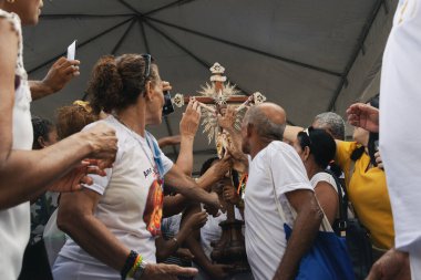 Salvador, Bahia, Brezilya - 27 Aralık 2019: Katolikler Salvador, Bahia 'daki Bonfim kilisesinde İsa' nın haçına dokundular..