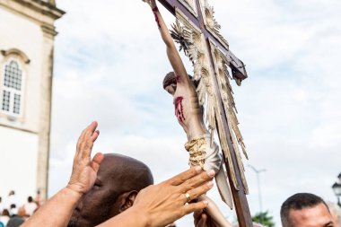 Salvador, Bahia, Brezilya - 27 Aralık 2019: Bahia 'nın Salvador kentindeki Bonfim kilisesinde yapılan ayin sırasında İsa Mesih' in haçına sadık dokunuşlar.