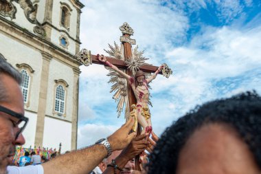 Salvador, Bahia, Brezilya - 27 Aralık 2019: Bahia 'nın Salvador kentindeki Bonfim kilisesinde yapılan ayin sırasında İsa Mesih' in haçına sadık dokunuşlar.