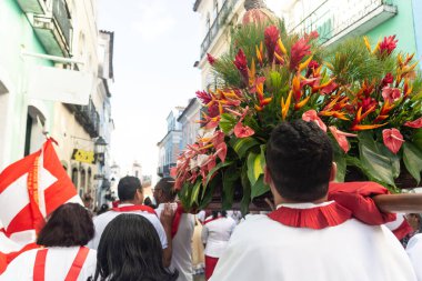 Salvador, Bahia, Brezilya - 27 Temmuz 2024: Pelourinho 'daki İsa' nın Kutsal Kalbi geçit töreni sırasında yüzlerce Katolik 'in geçit töreni yaptığı görüldü. Bahia, Salvador şehri..