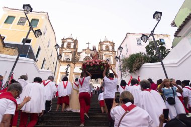 Salvador, Bahia, Brezilya - 27 Temmuz 2024: Katolik inananlar Pelourinho 'daki Kutsal Passo Ayini Kilisesi' nin basamaklarına tırmanırken görüldü. Salvador, Bahia.