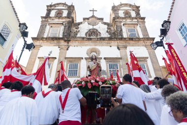 Salvador, Bahia, Brezilya - 27 Temmuz 2024: Pelourinho sokaklarından geçen Katolik geçit töreni Bahia 'nın Salvador kentindeki Passo Kutsal Ayini Kilisesi' ne ulaşır..