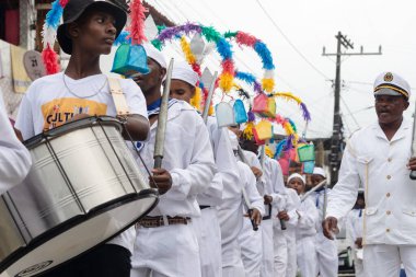 Saubara, Bahia, Brezilya - 3 Ağustos 2024: Marujada ve Cheganca kültür grubu üyeleri, Bahia 'nın Saubara kentinde düzenlenen geçit töreninde perküsyon enstrümanları çalarken görülüyor.