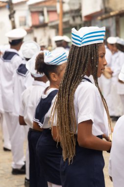 Saubara, Bahia, Brezilya - 3 Ağustos 2024: Marujada ve Cheganca kültür grubu üyeleri, Bahia 'nın Saubara kentinde düzenlenen geçit töreninde sahne alırken görüldü..