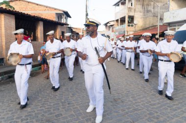 Saubara, Bahia, Brezilya - 3 Ağustos 2024: Brezilyalı firkateyn Marujada üyeleri Saubara, Bahia 'daki bir Chegancas toplantısında sahne alırken görüldü.