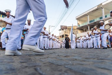 Saubara, Bahia, Brezilya - 3 Ağustos 2024: Kültür grubu Marujada Fragata Brasileira, Bahia 'daki Saubara kentinde düzenlenen bir Chegancas toplantısında geçit töreninde görülüyor..