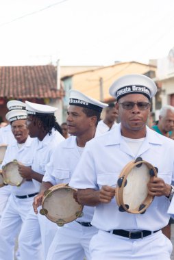 Saubara, Bahia, Brezilya - 3 Ağustos 2024: Kültür grubu Marujada Fragata Brasileira, Bahia 'daki Saubara kentinde düzenlenen bir Chegancas toplantısında geçit töreninde görülüyor..