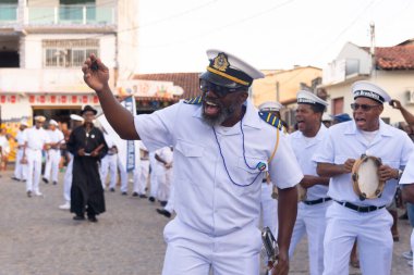 Saubara, Bahia, Brezilya - 3 Ağustos 2024: Brezilyalı firkateyn Marujada üyeleri Saubara, Bahia 'daki bir Chegancas toplantısında sahne alırken görüldü.